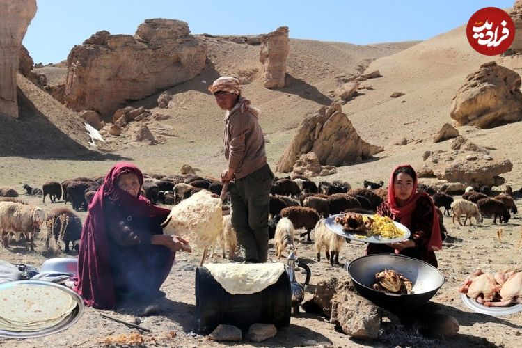 ببینید؛ غذای عشایری در افغانستان؛ پخت مرغ کبابی با سیب زمینی و پخت نان